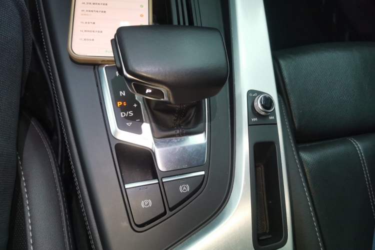 Used Audi A4L 2022 40 TFSI Luxury Dynamic Model Gear Lever