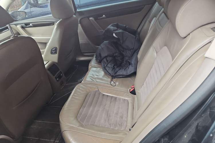 Used Volkswagen Magotan 2012 2.0 TSI Ultimate Edition Left Rear Seat