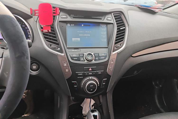 Used Hyundai Grand SantaFe 2013 3.0L 7-Seater Four-Wheel-Drive Comfort Edition Audio And AC Panel