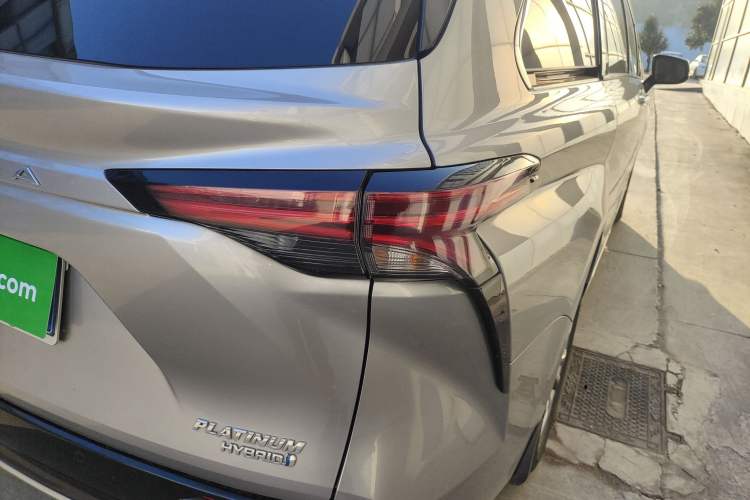 Used Toyota Sienna 2021 2.5L Hybrid Platinum Edition