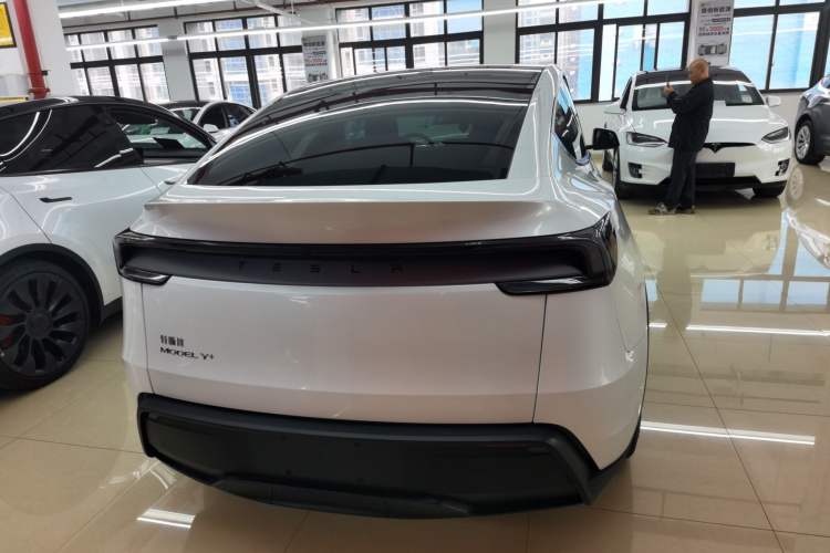 Used Tesla Model Y 2025 Long-Range All-Wheel-Drive Version
