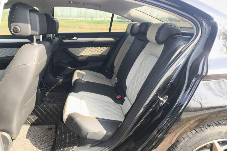 Used Volkswagen Magotan 2023 2 Million Units Commemorative Edition 330TSI DSG Luxury Version Left Rear Seat