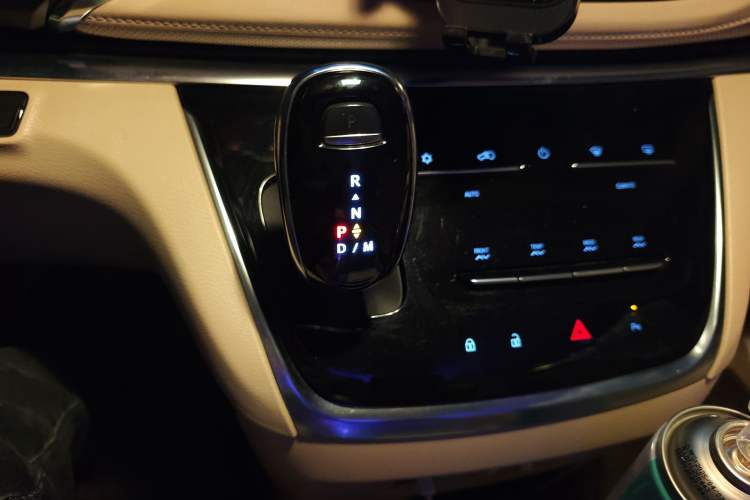 Used Buick GL8 2023 Facelifted Land Cruiser Executive Luxury Version