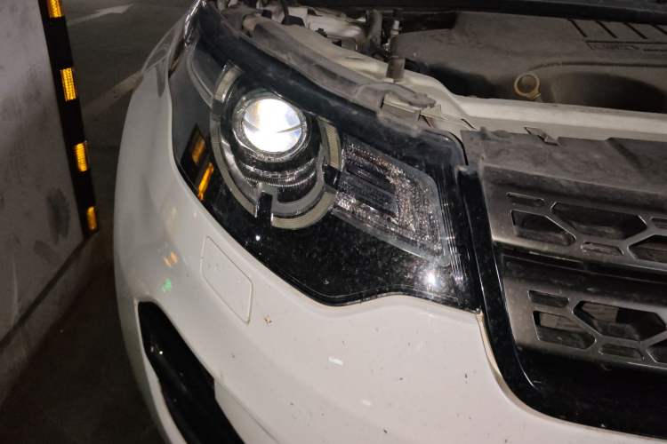 Used Land Rover Discovery Sport 2018 240 PS SE Version Right Front Headlight