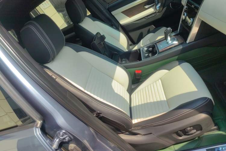 Used Land Rover Discovery Sport 2020 249 PS R-Dynamic Luxury Custom Edition Right Front Seat