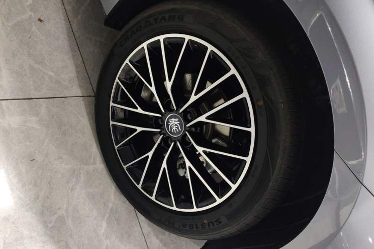 Used BYD Qin L 2024 DM-i 120KM Excellence Model Right Front Wheel Hub