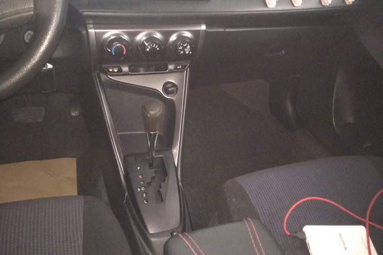 Used Toyota YARiS L Zhi Xuan 2014 1.3E Automatic Charm Edition Gear Lever