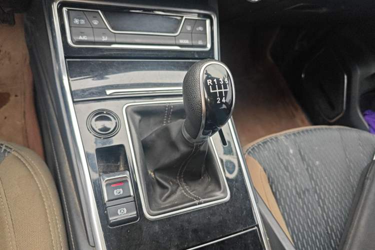 Used Zotye T600 Coupe 2017 1.5T Manual Luxury Model Gear Lever