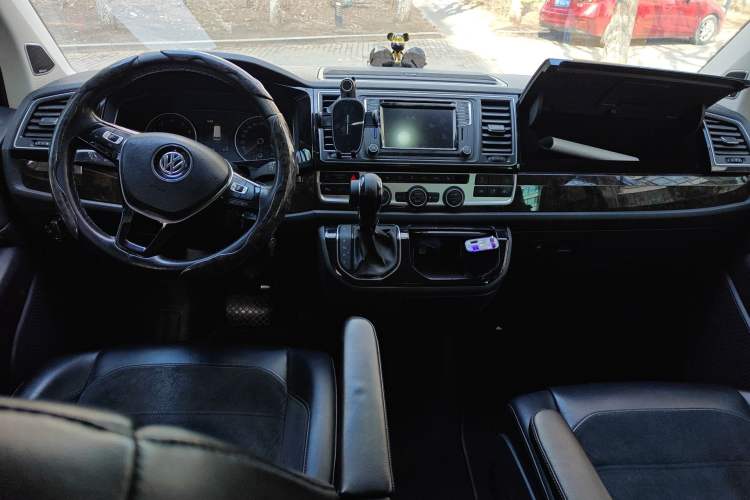 Used Volkswagen Multivan 2018 2.0 TSI Four-Wheel Drive Comfort Edition 7-Seater Center Console