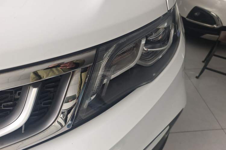 Used Geely Auto Emgrand X7 Sport 2018 1.8TD Automatic Two-Wheel Drive Smart Connect 4G Internet Edition Left Front Headlight