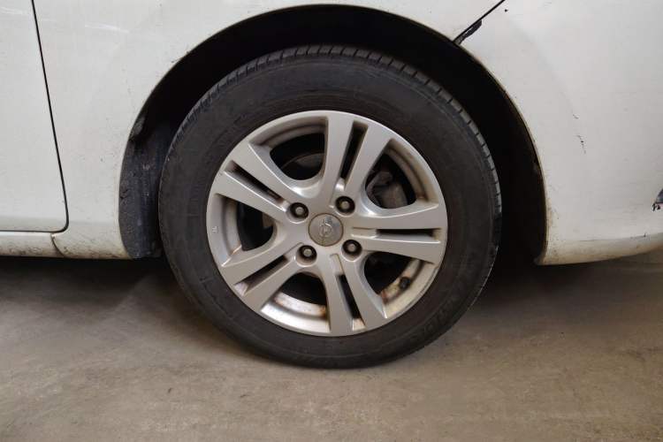 Used Haima M3 2015 1.5L Manual Elite Model with Sunroof Right Front Wheel Hub