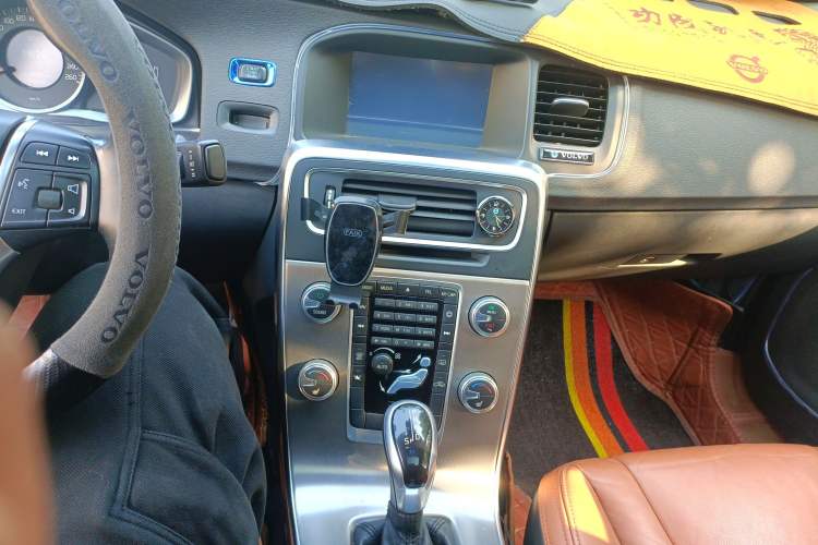 Used Volvo S60 2014 S60L 2.0T Zhiyuan Edition
