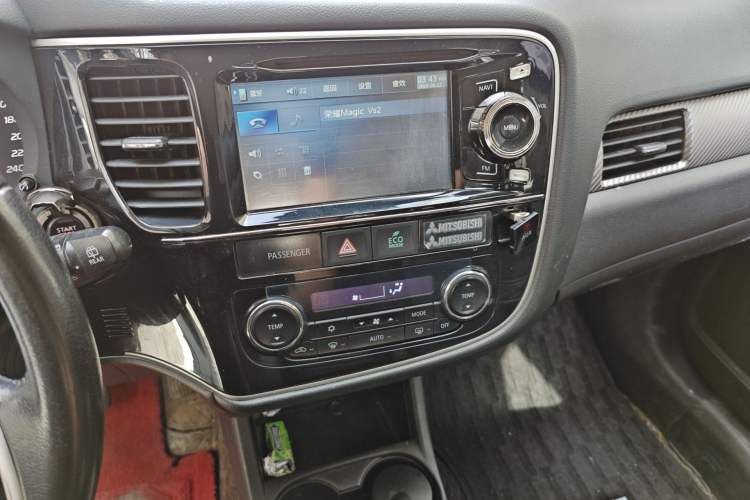 Used Mitsubishi Outlander 2013 2.4L 4x4 Luxury Navigation Edition 5 Seats Audio And AC Panel