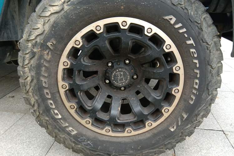 Used Jeep Wrangler 2008 3.8L Sahara two-door model Right Front Wheel Hub