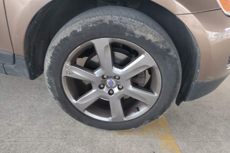 Used Volvo XC60 2013 T6 AWD Comfort Edition Right Front Wheel Hub