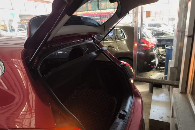 Used Nissan Tiida 2016 1.6L CVT Cool Dynamic Edition Trunk