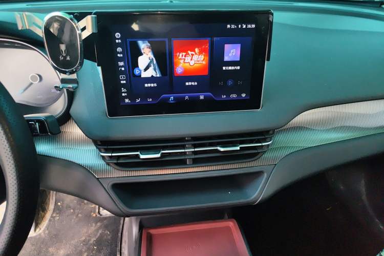 Used Hongqi E-QM5 2023 Revised Version Basic Travel Edition Audio And AC Panel