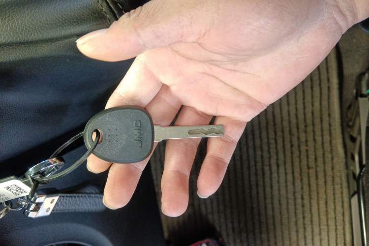 Used JMC Fushun 2023 2.0T Manual Short Wheelbase Low-Roof Commercial Multi-Purpose Passenger Vehicle 6 Seats with Lift-Up Tailgate
