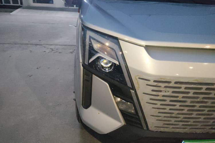 Used Dongfeng Yufeng 2023 V9+ 2.3T Manual Rear-Drive Cargo Van with Dual Rear Tires 3-Seater
