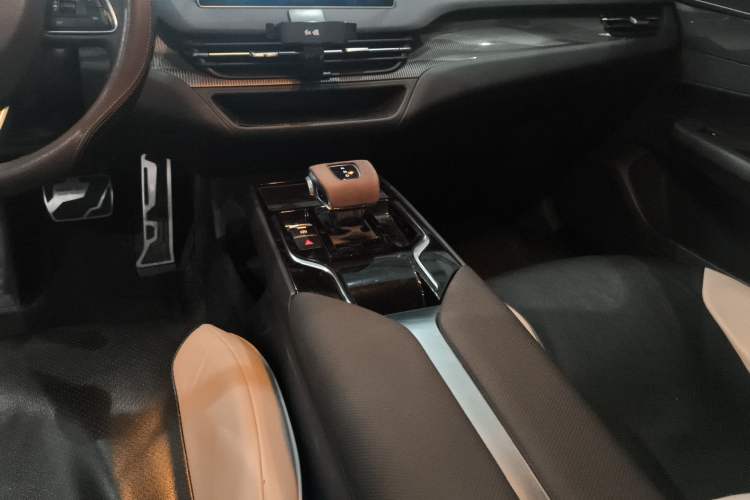 Used Hongqi E-QM5 2022 431 km Charge & Enjoy Edition Gear Lever