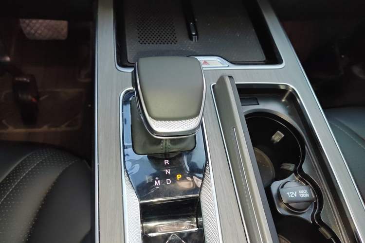 Used Hongqi HS5 2025 2.0T Two-Wheel Drive 600 000-Vehicle Commemorative Edition Gear Lever