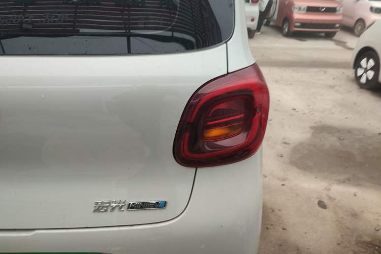 Used Wuling Hongguang MINIEV 2025 Four-Door Version Advanced Edition Right Rear Taillight