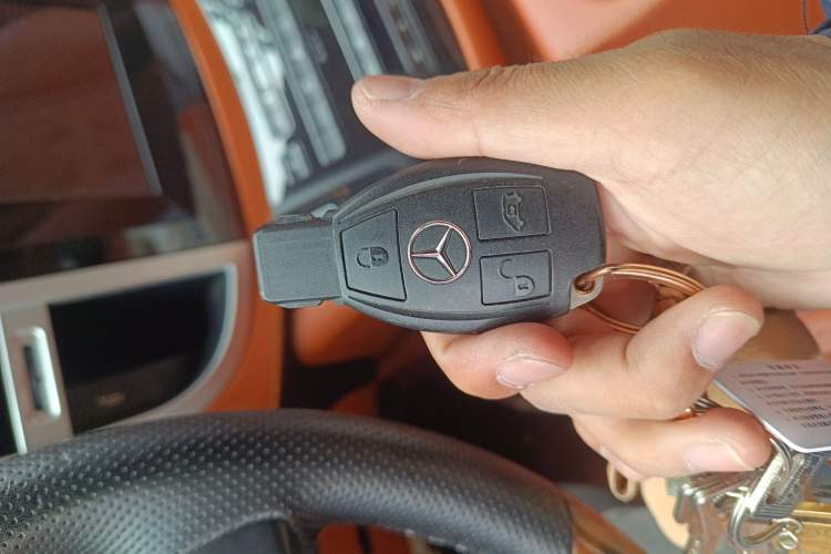 Used Mercedes-Benz Vito 2018 2.0T Elite Version 7 Seats China VI Emission Standard Vehicle Key