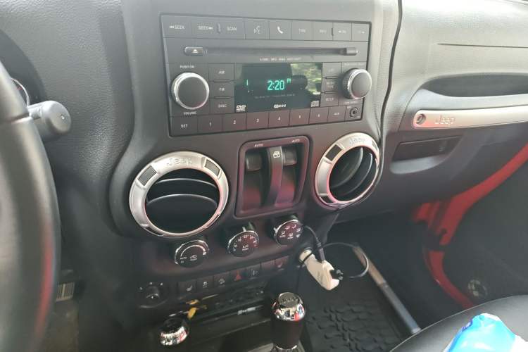 Used Jeep Wrangler 2015 3.6L Rubicon Two-Door Comfort Edition Audio And AC Panel