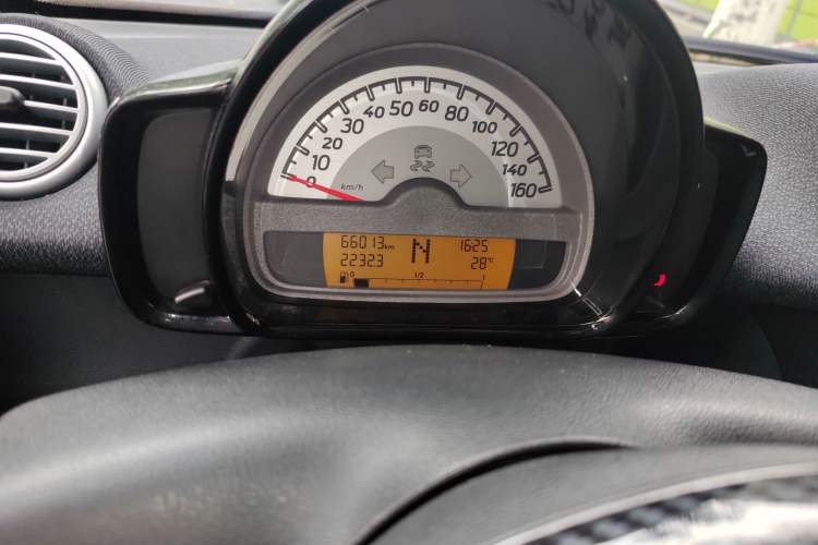 Used smart fortwo 2012 1.0 MHD Hardtop Standard Edition Odometer Close Up