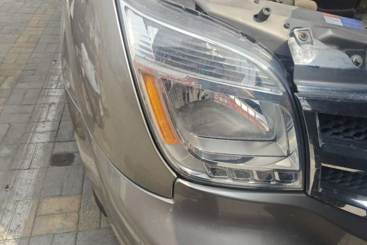 Used SAIC MAXUS Xintu V80 2016 2.5T Manual Aoyuntong National IV Short Wheelbase Mid-Roof 6-Seater Right Front Headlight