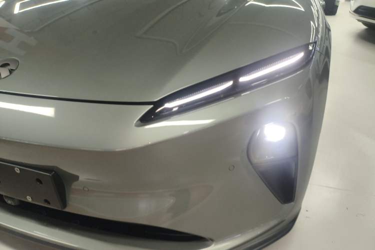 Used Nio ET5 2022 75 kWh Left Front Headlight