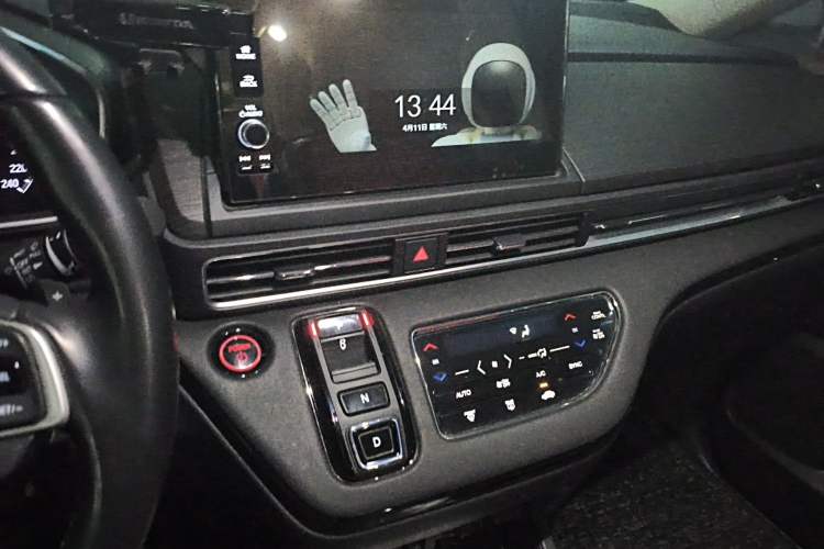 Used Honda Elysion 2022 2.0L eHEV Luxury First Edition Audio And AC Panel