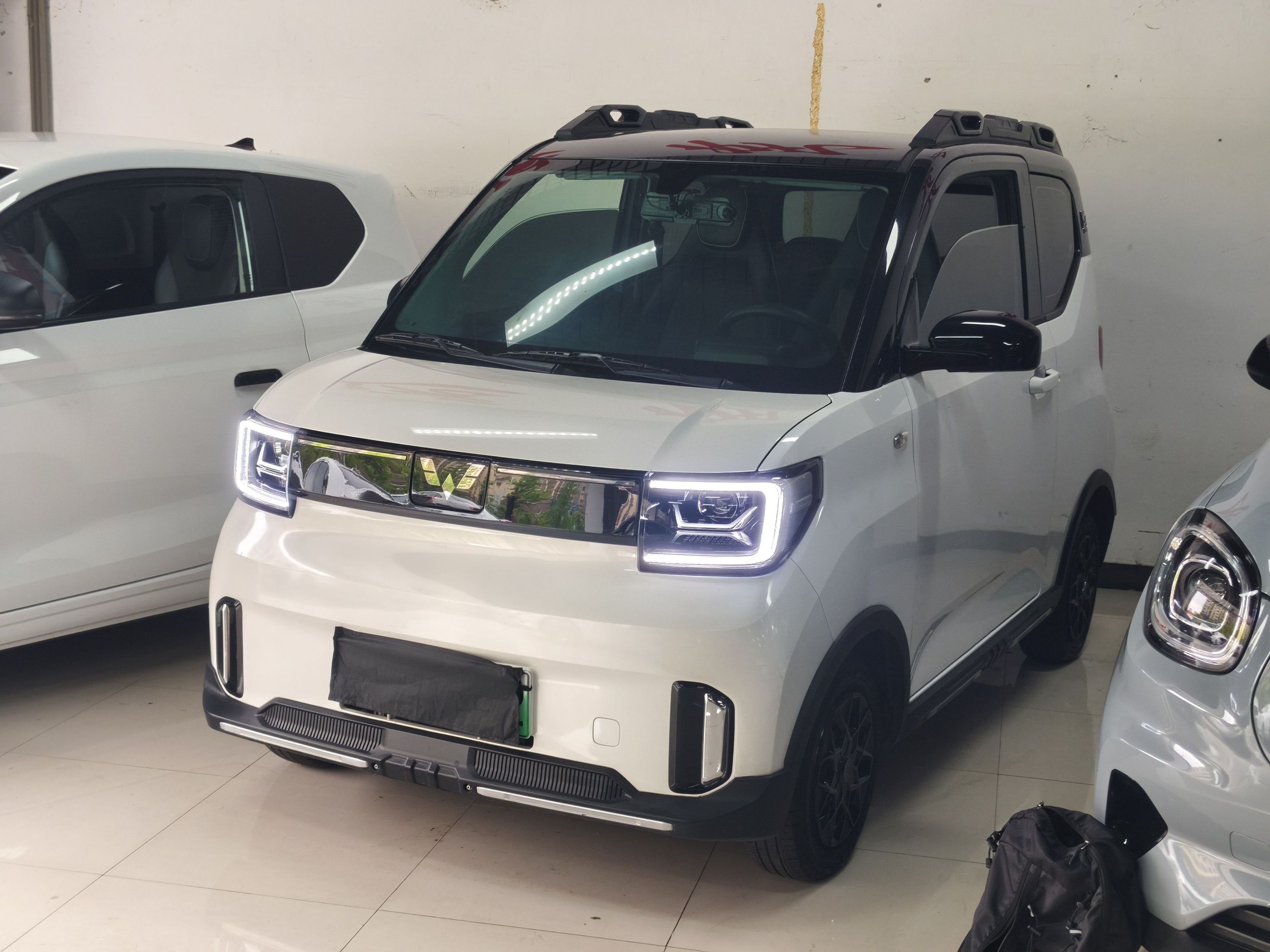 تحت مقدمة السيارة