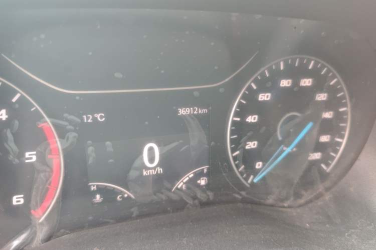 Used JMC Fushun 2023 2.0T Manual Short-Wheelbase Mid-Height Commercial Multi-Purpose 5-Seater Passenger Vehicle Odometer Close Up