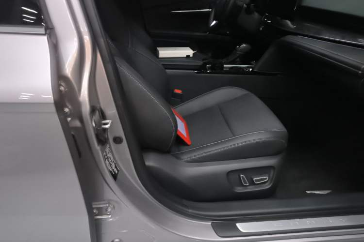 Used Toyota Camry 2024 Dual-Motor 2.0 HGVP Luxury Edition
