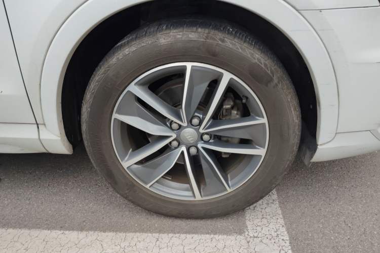 Used Audi Q3 2018 30th Anniversary Edition 35 TFSI quattro all-wheel-drive sport model Right Front Wheel Hub