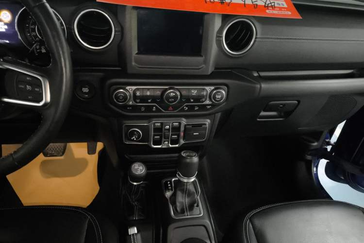 Used Jeep Wrangler 2018 2.0T Sahara Four-Door Edition Audio And AC Panel