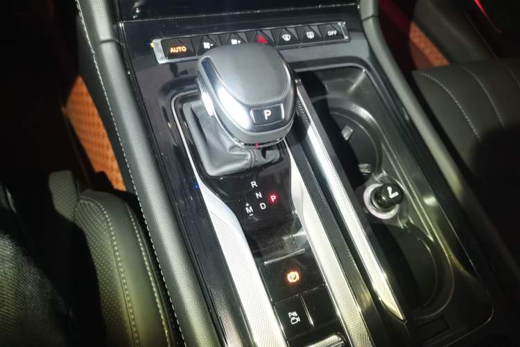 Used Hongqi H5 2024 2.0T Automatic Smart Connect Flagship Edition Gear Lever