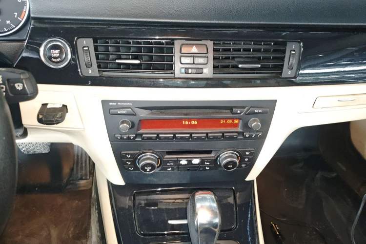 Used BMW 3 Series 2009 320i two-door coupe Audio And AC Panel