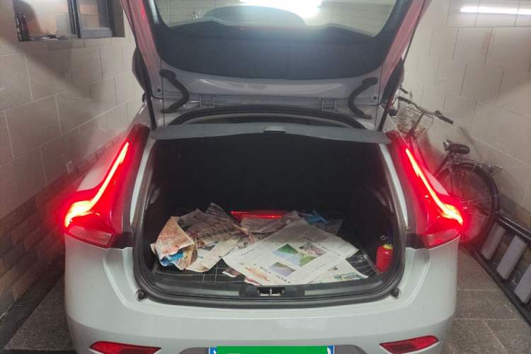 Used Volvo V40 2014 2.0T Zhiya Edition Trunk