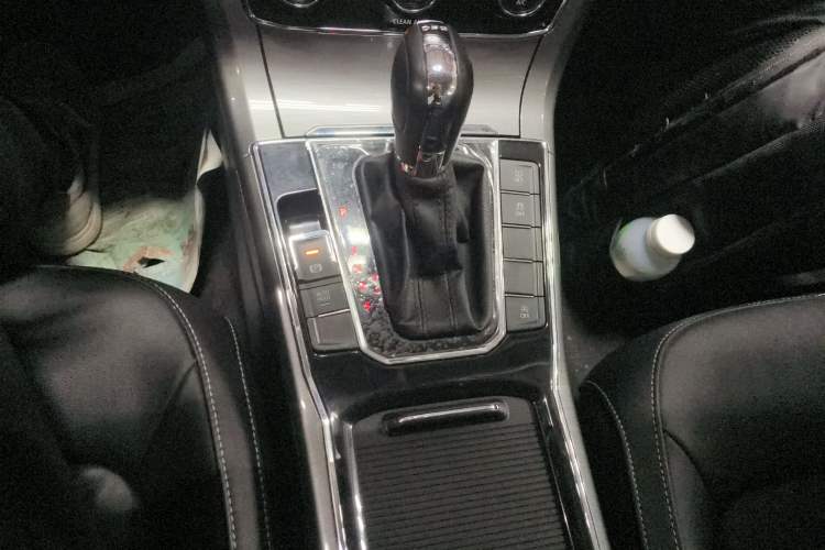 Used Volkswagen Passat 2016 330TSI DSG Luxury Edition Gear Lever