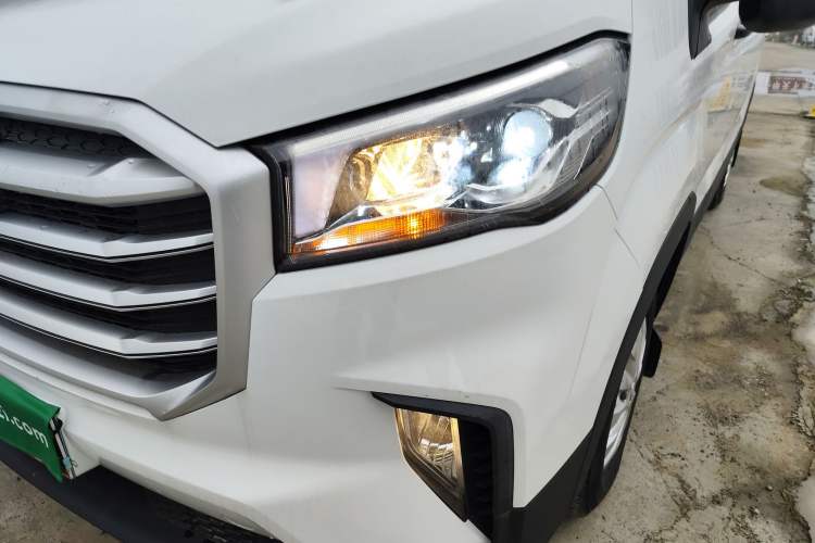 Used SAIC MAXUS Xintu V90 2022 2.0T AMT Yunjie Front-Wheel-Drive Long Wheelbase High-Roof Single-Tire Rear 7-Seater
