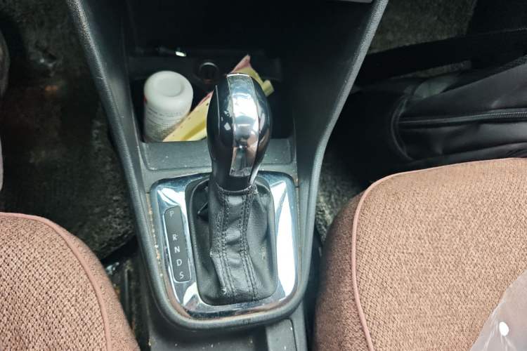 Used Volkswagen Jetta 2015 Value Edition 1.6L Automatic Comfort Version Gear Lever