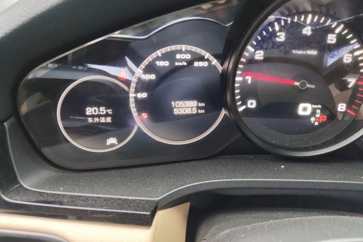 Used Porsche Cayenne 2018 Cayenne 3.0T Odometer Close Up