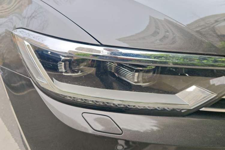 Used Volkswagen Magotan 2017 330TSI DSG Luxury Model Right Front Headlight