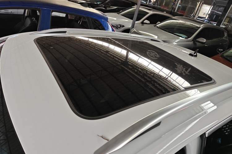 Used Volkswagen T-ROC 2025 Facelifted 300TSI DSG Two-Wheel-Drive Chen Guang Edition Roof