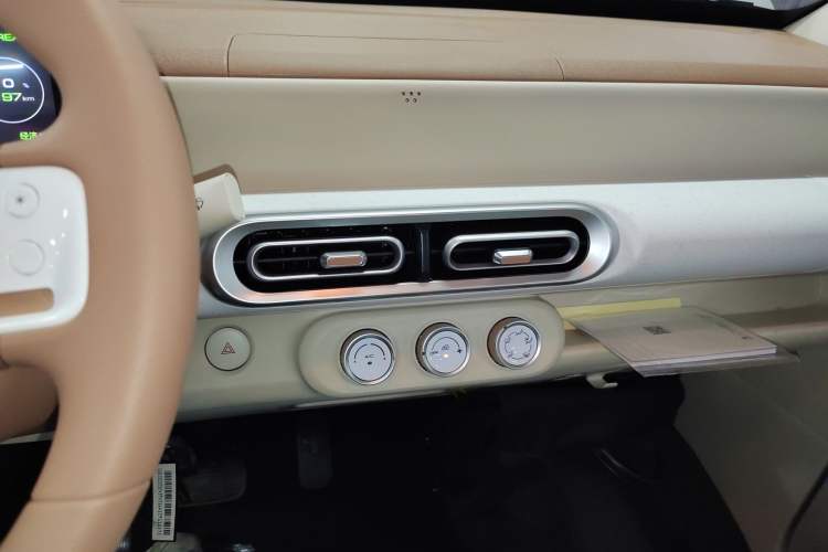 Used Wuling Hongguang MINIEV 2024 3rd Generation 215km Youth Edition Audio And AC Panel