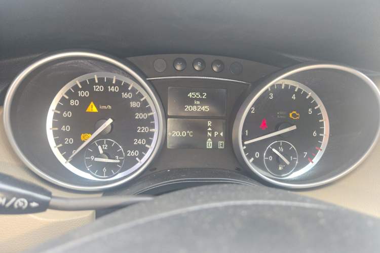 Used Mercedes-Benz R-Class 2010 R 300 L Luxury Model Odometer Close Up