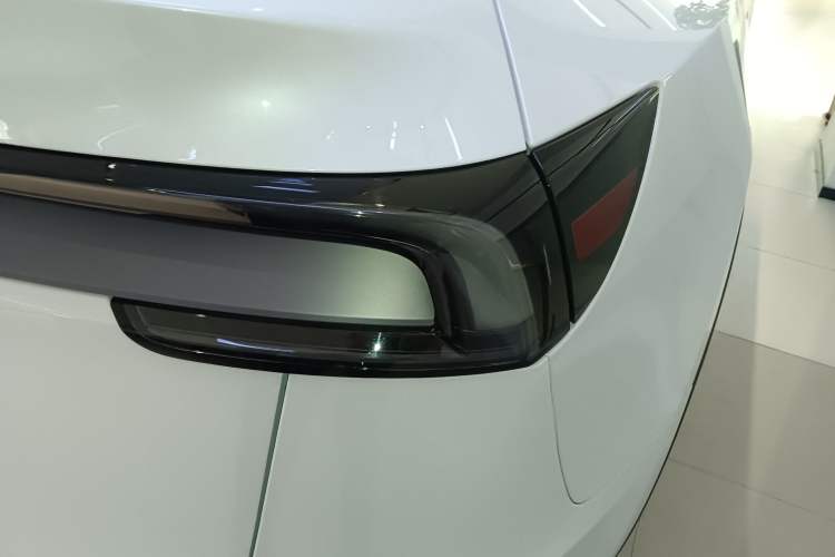 Used Tesla Model Y 2025 Long-Range All-Wheel-Drive Version