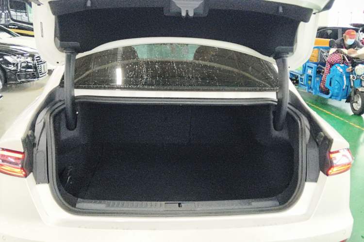 Used Lincoln Z 2022 iXiang Luxury Edition Trunk